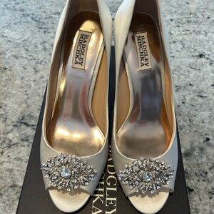 ✨ Badgley Mischka “Accent” Pumps – Size 8.5 – Ivory Satin – New in Box ✨